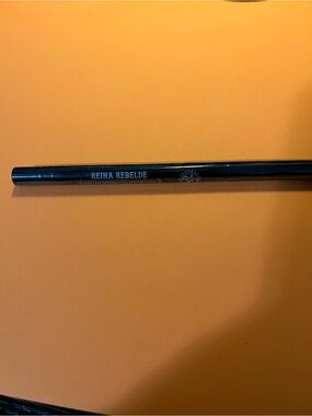Reina Rebelde Black gel Eyeliner in Travis's